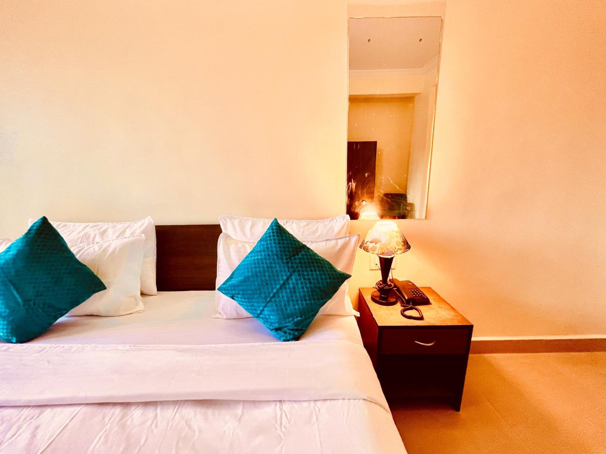 The Calagute Beach Resort By Shivam Resort 1 Km From Beach Candolim Bagian luar foto